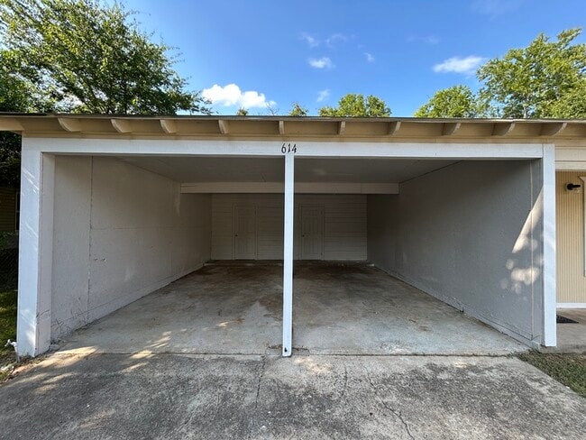 Building Photo - 614 Hickory
