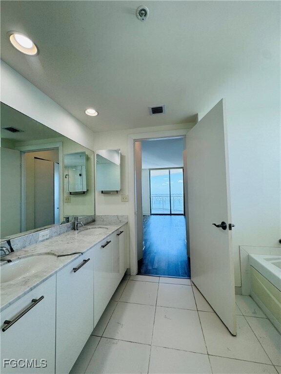 Building Photo - 3000 Oasis Grand Blvd
