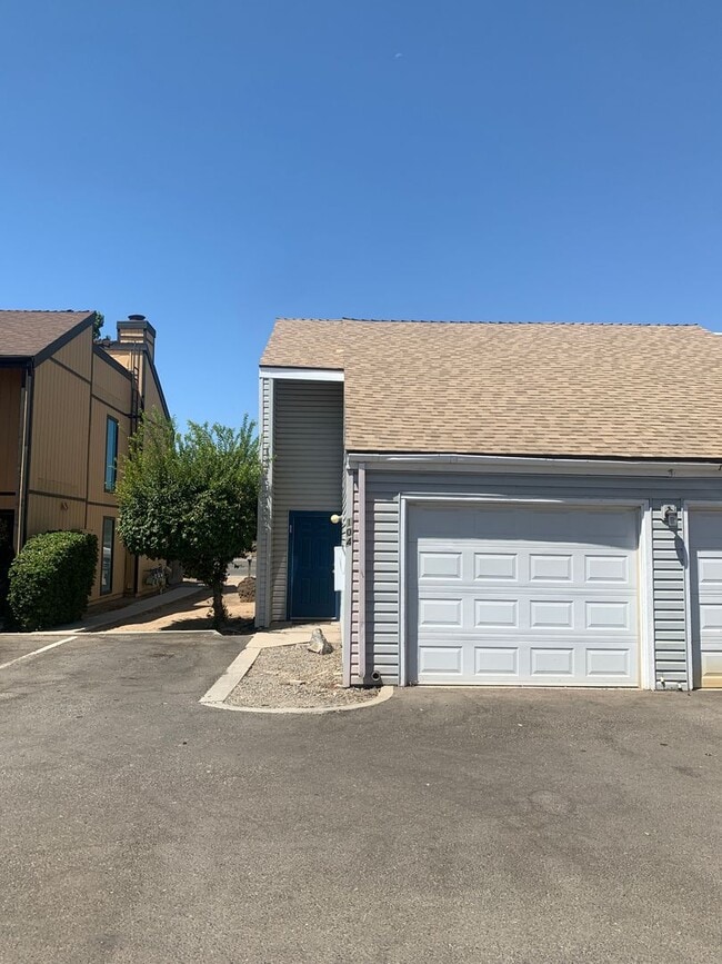 Building Photo - Lovey Townhome In Clovis!