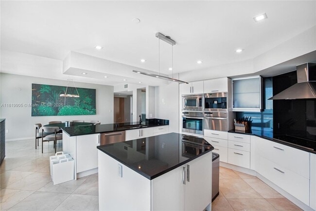 Building Photo - 1331 Brickell Bay Dr