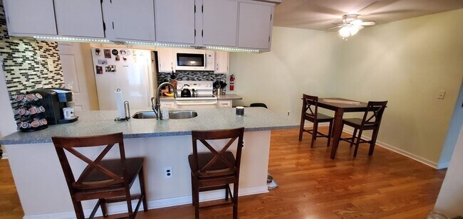 Building Photo - Centrally located, elegantly updated 2-bed...