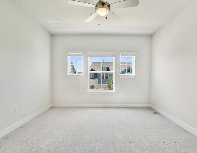 Building Photo - PRELEASING FOR BEGINNING OF JUNE! Walking Distance to Fun, Food and Friends!