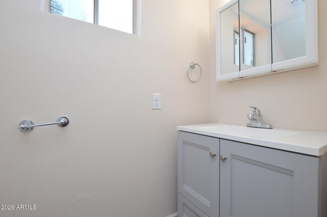 Building Photo - 1418 E Knoll Cir