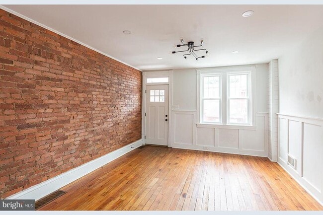 Building Photo - Charming 2 Bedroom Home with Modern Amenit...