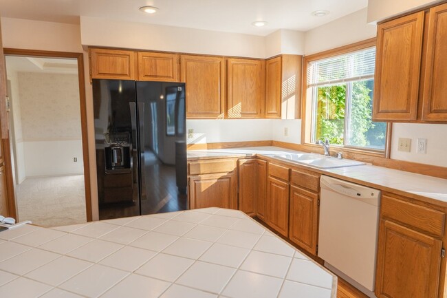 Building Photo - 3Bd/2.5Ba Bellevue House( Newport Hill)