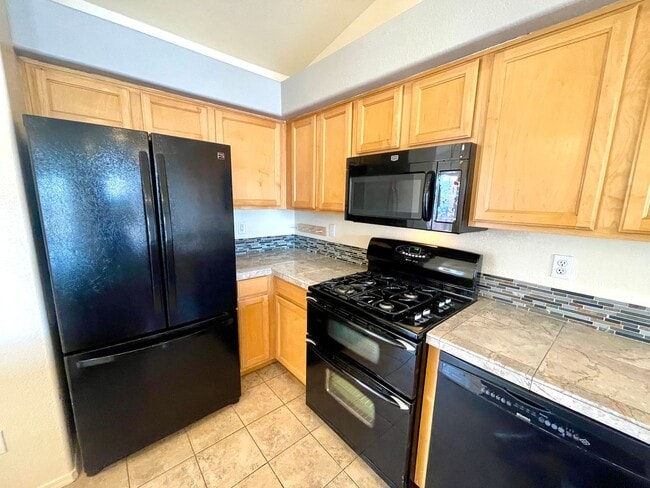 Building Photo - Cute 3 Bedroom Desert Lakes Golf Course Co...