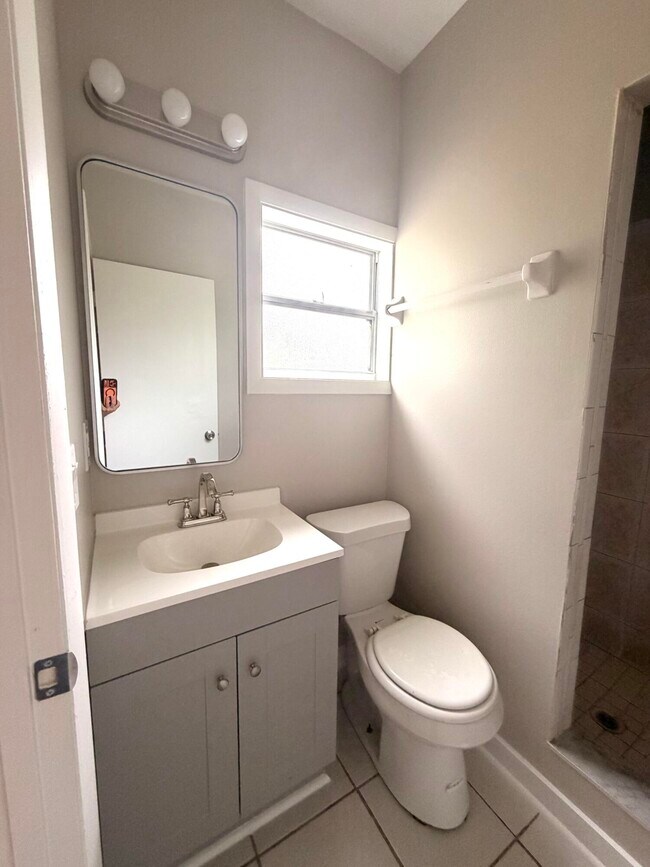 Building Photo - 407 N 29th St