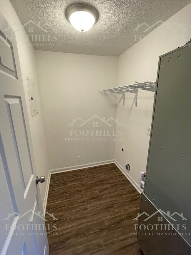 Building Photo - Cozy 2-Bedroom Duplex with Fenced Backyard