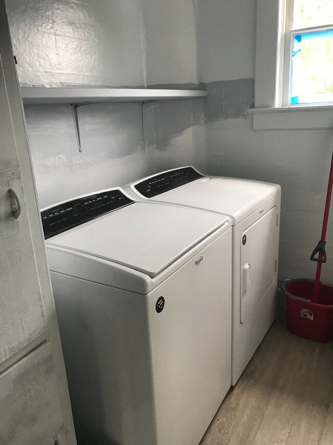 Building Photo - Available Now - 2bed, 1 bath house