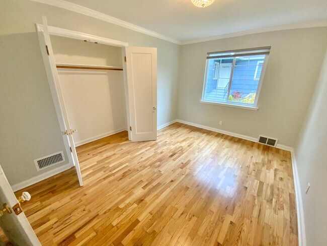 Building Photo - Beautiful Townhouse with Fenced Yard, Gara...
