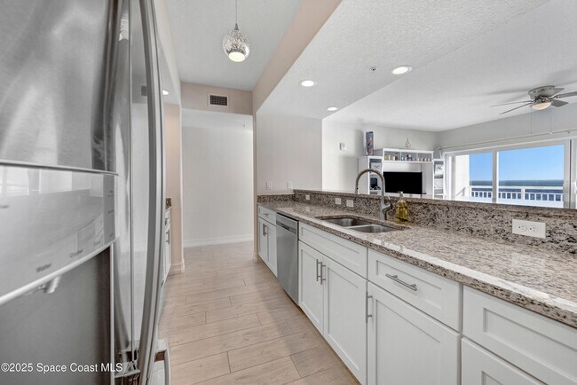 Building Photo - 1825 Riverside Dr