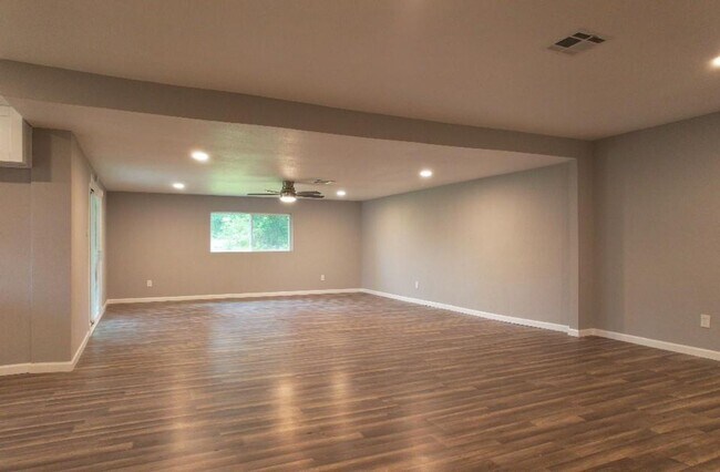 Building Photo - Splendora  Beauty on 2 Acres