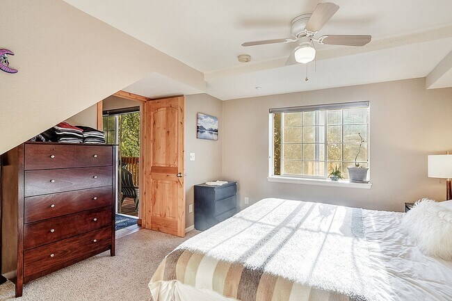 Building Photo - Updated 3bed/3bath! 1 car garage! Heat inc...