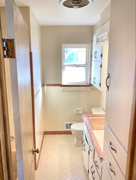 Building Photo - 612 W Matthews St