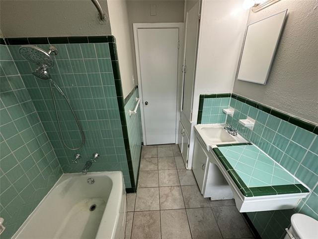Building Photo - 2322 Costa Mesa Dr