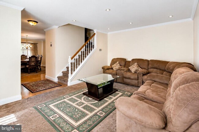 Building Photo - 44 Brambling Ln