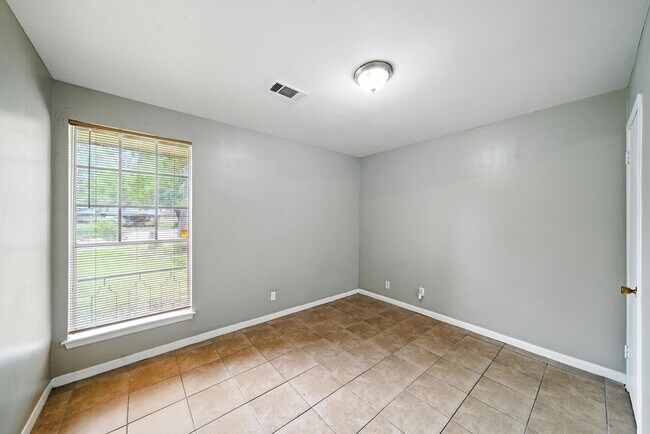 Building Photo - 9015 Ivy Spring Ln