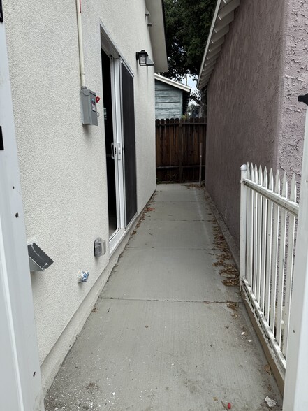 Building Photo - 10334 Eldora Ave