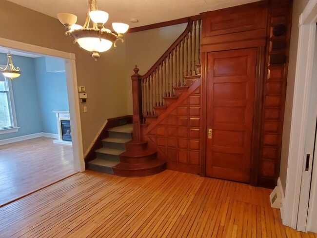 Building Photo - Historic eastside townhome