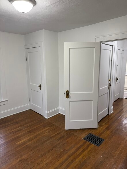 Building Photo - 594 N 21st St