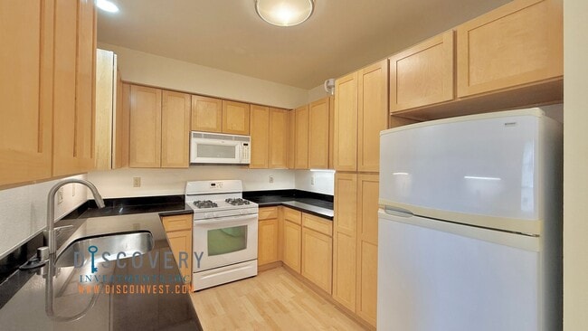 Building Photo - Stylish Uptown Condo in Prime Location