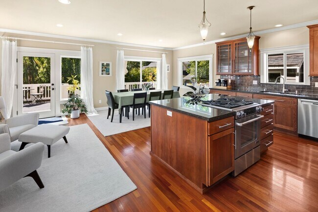 Building Photo - Gorgeous Big Ravenna Home in Seattle