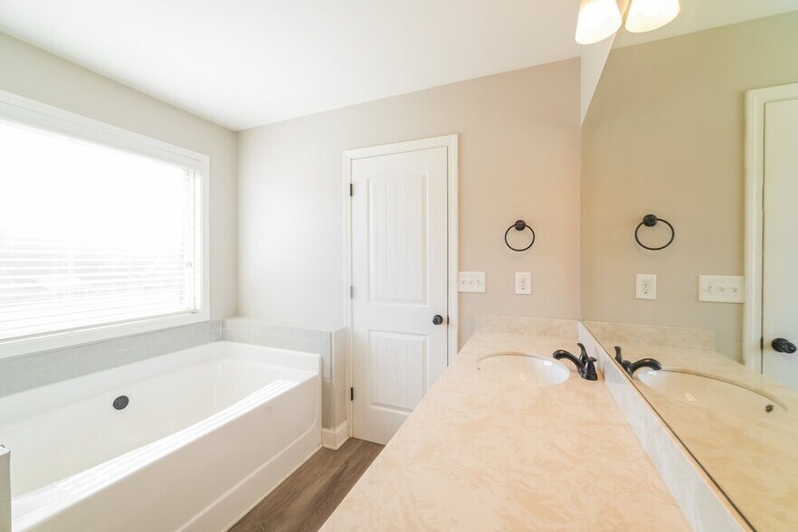 Building Photo - 235 Summer Gate Ln