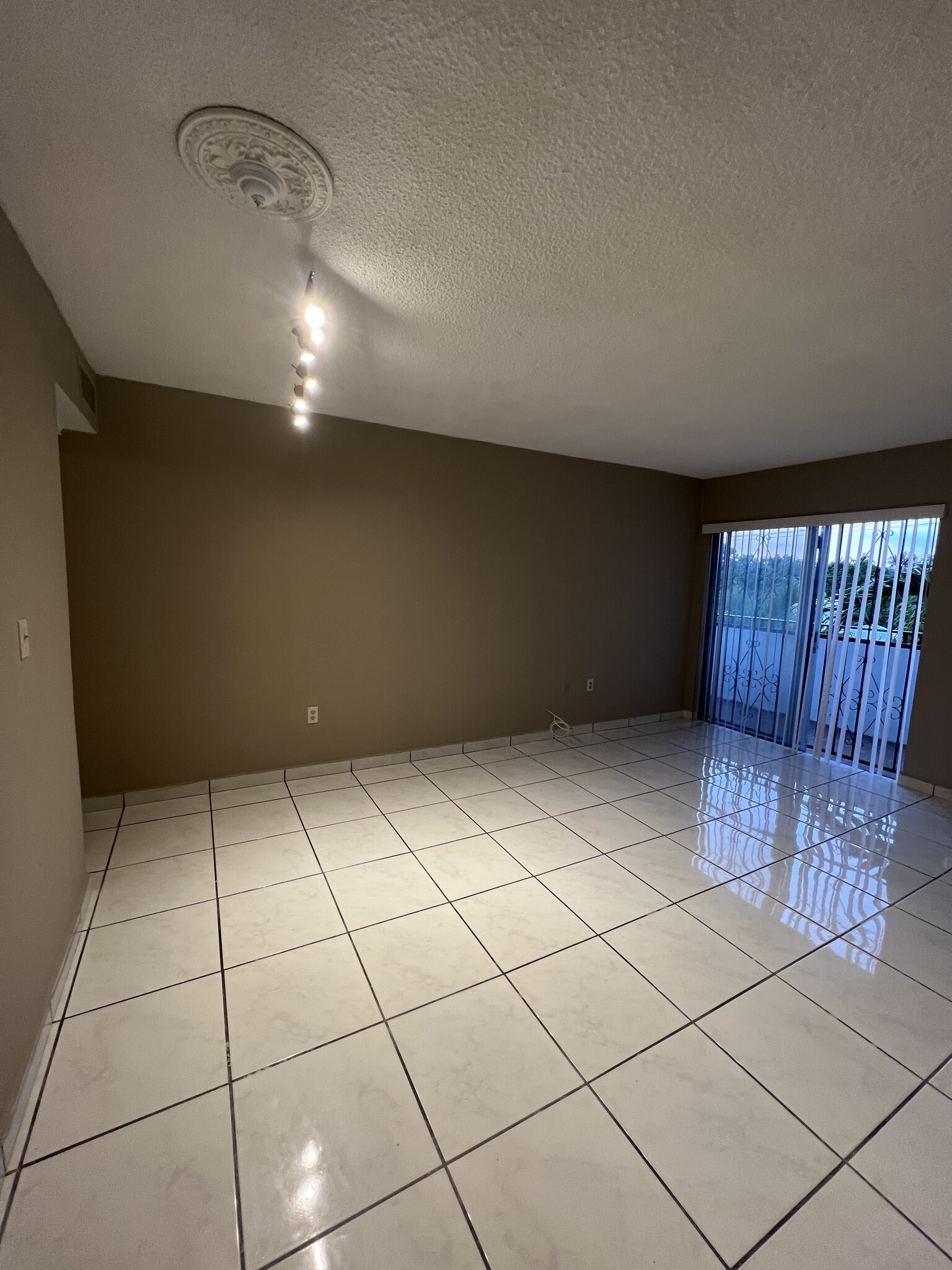 Building Photo - 2498 SW 17th Ave