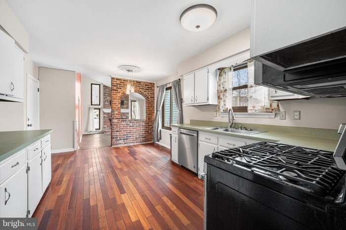 Building Photo - 6 Tiffany Pl