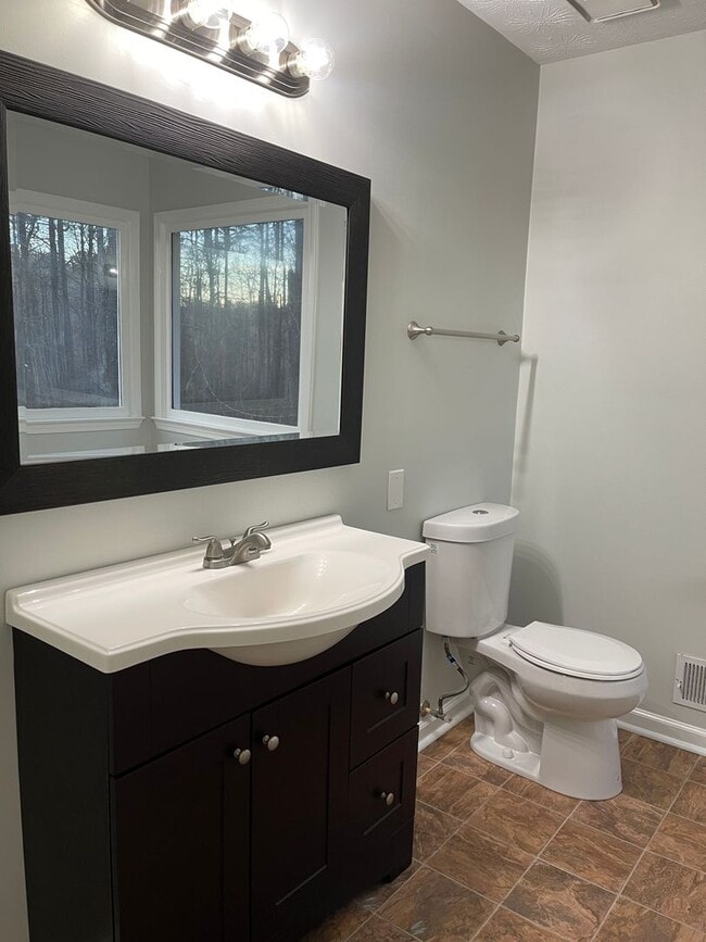 Building Photo - Split Foyer Home with Fenced Yard