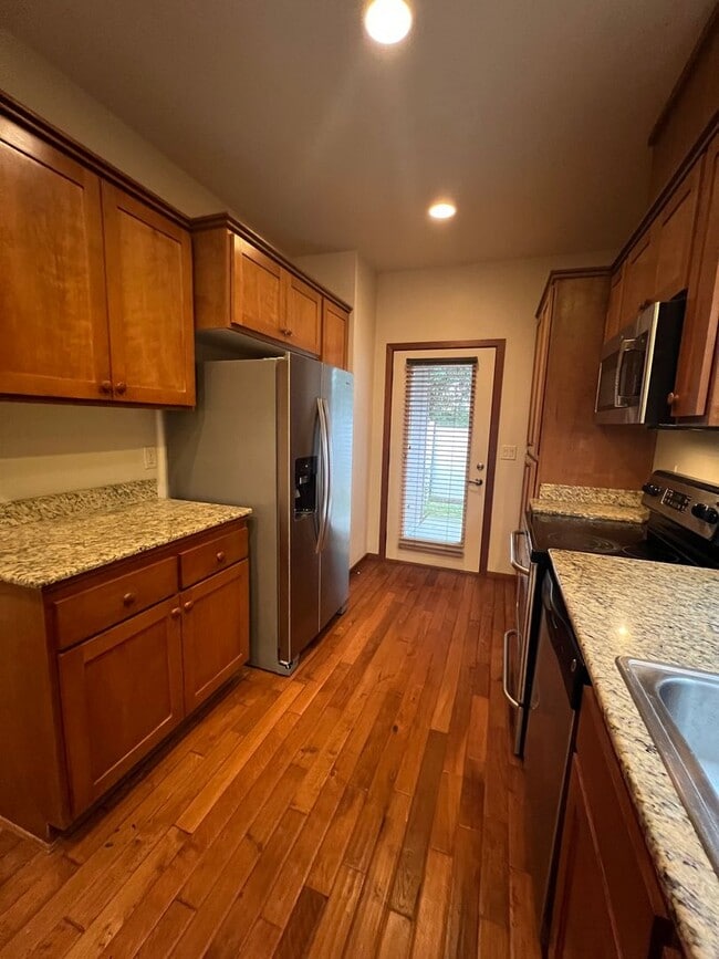 Building Photo - Three bedroom Townhome in Alderwood Townhomes Neighborhood