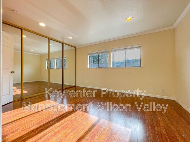 Building Photo - 700 Chiquita Ave