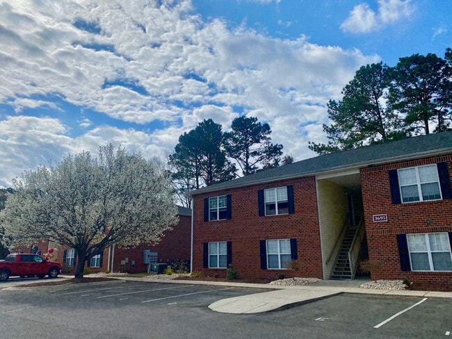 Building Photo - Available now—and easier to get into than a parking spot at the Beach! Rents always include high ...