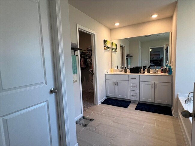 Building Photo - 242 Wells Cir