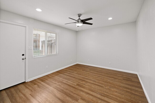 Building Photo - 5139 Ewing St