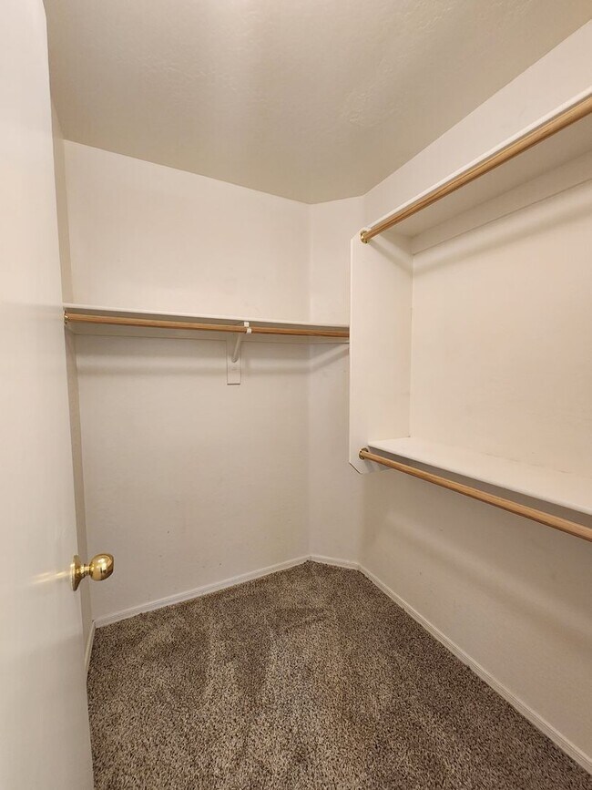 Building Photo - Promotion!  4 Bed 2.5 Bath Home with Split...