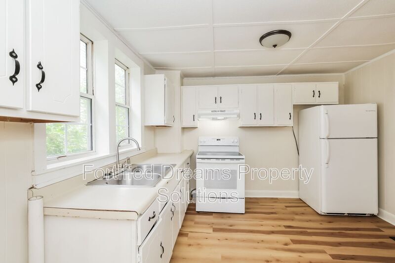 Building Photo - 2218 Greenway Ave NW