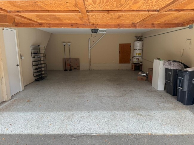 Building Photo - UPDATED TOWNHOME, COMMUNITY POOL, BRIGHT R...