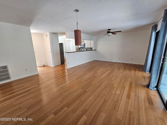 Building Photo - 120 Bermuda Ct