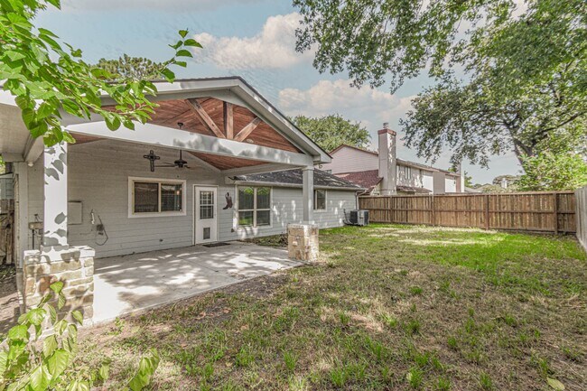 Building Photo - 8806 Lakeside Forest Dr