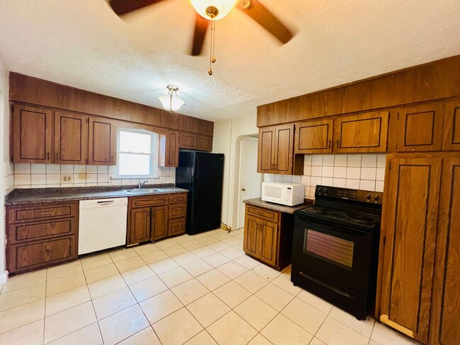 Building Photo - Bluestone Charm