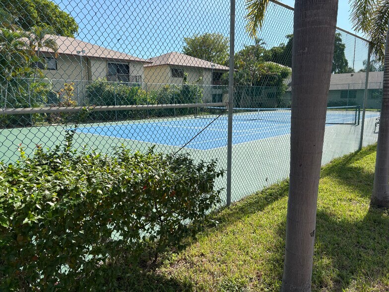 Building Photo - 3951 NE 17th Ave