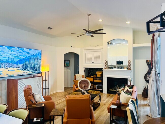 Building Photo - 1405 W River Ct