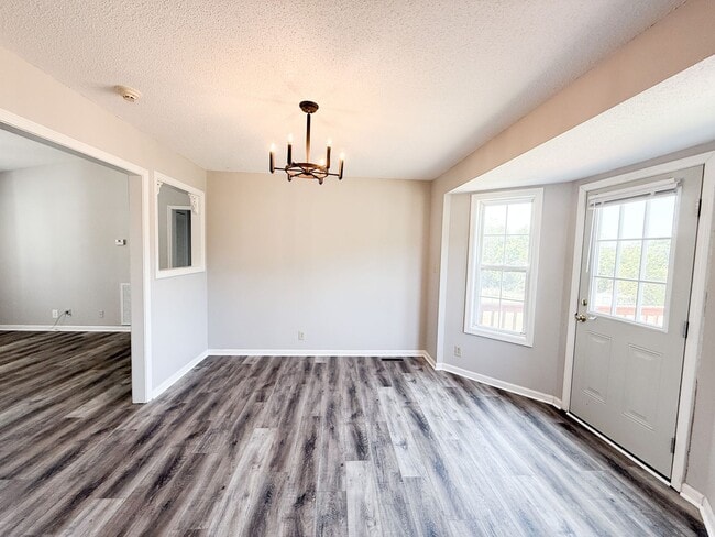 Building Photo - 3 Bedroom 2 Bathroom home!!