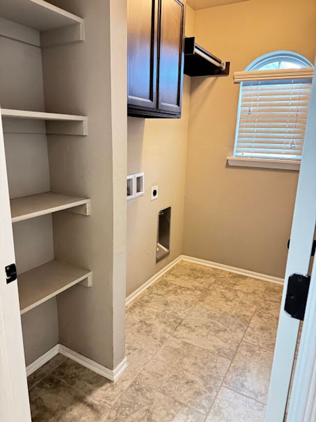 Building Photo - Spacious 3-Bedroom, 2-Bath Home for Rent i...