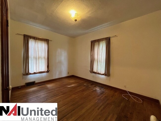 Building Photo - Three bedroom, one bathroom home for rent