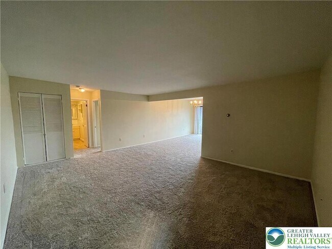 Building Photo - 1590 Alta Dr