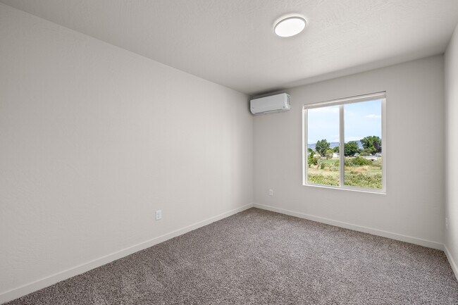 Building Photo - 2028 Sunset Dr