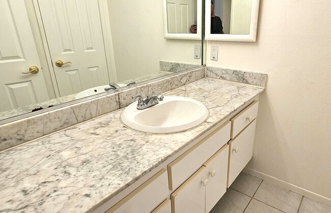 Building Photo - Beautiful 2 Bedrooms, 1 Bath Condo in Grea...