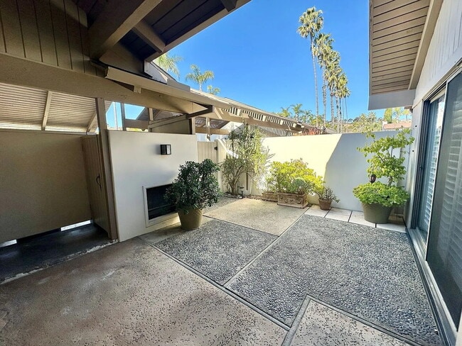 Building Photo - "Charming 3-Bed Oasis with 2 Full Baths in Prestigious Rancho Santa Fe!"